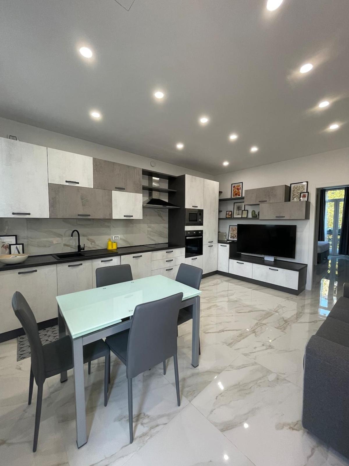Nuovo In Viale Jenner, Luminoso E Strategico Apartment *